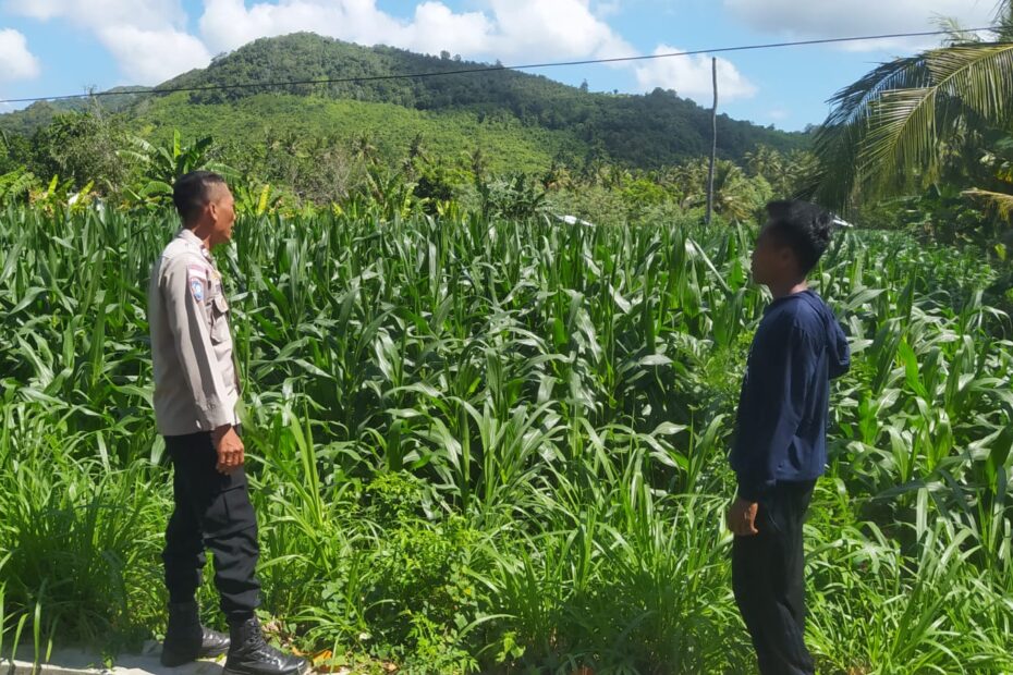 Polri Dampingi Petani di Desa Batu Putih