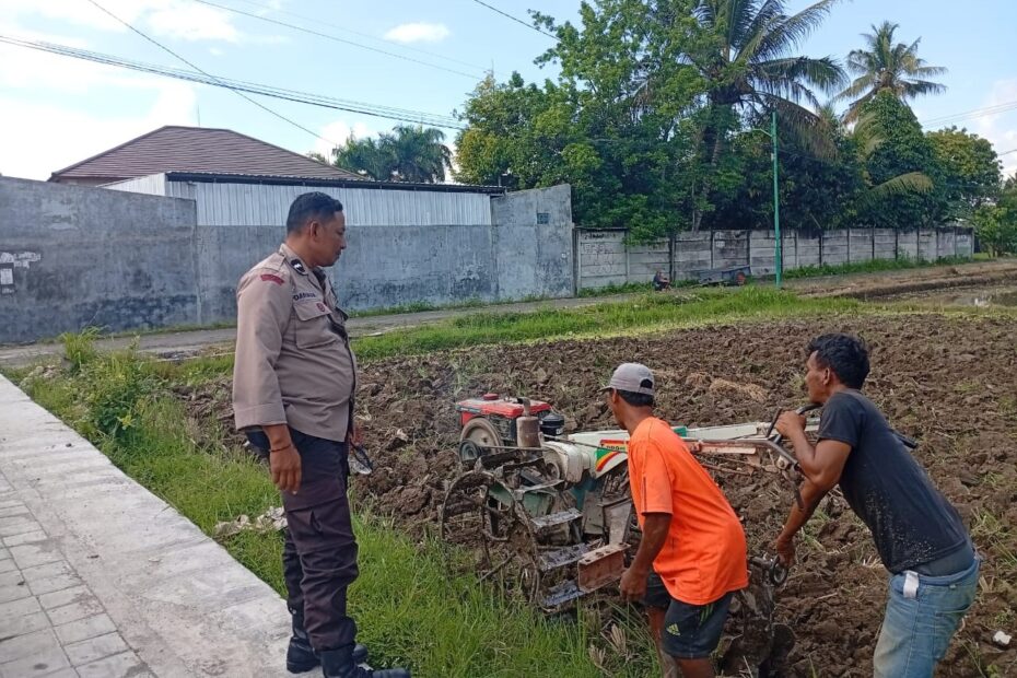 Bhabinkamtibmas Desa Merembu Awasi Distribusi Pupuk dan Dorong Ketahanan Pangan