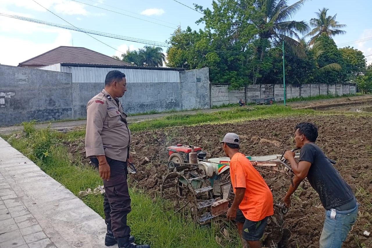 Bhabinkamtibmas Desa Merembu Awasi Distribusi Pupuk dan Dorong Ketahanan Pangan