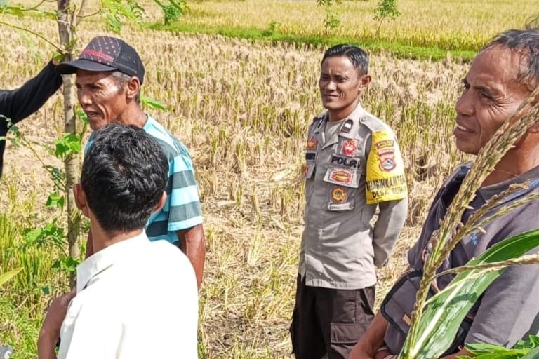 Bhabinkamtibmas Desa Rumak Ajak Warga Manfaatkan Lahan Kosong untuk Ketahanan Pangan