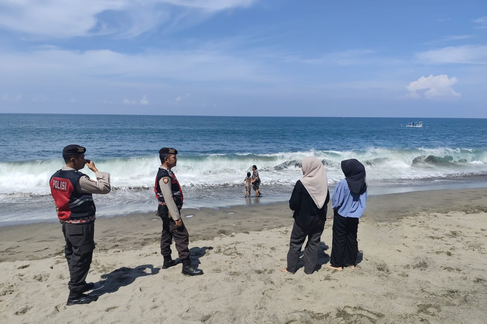 Polres Lombok Barat Intensifkan Patroli Wisata di Pantai Cemare Satu