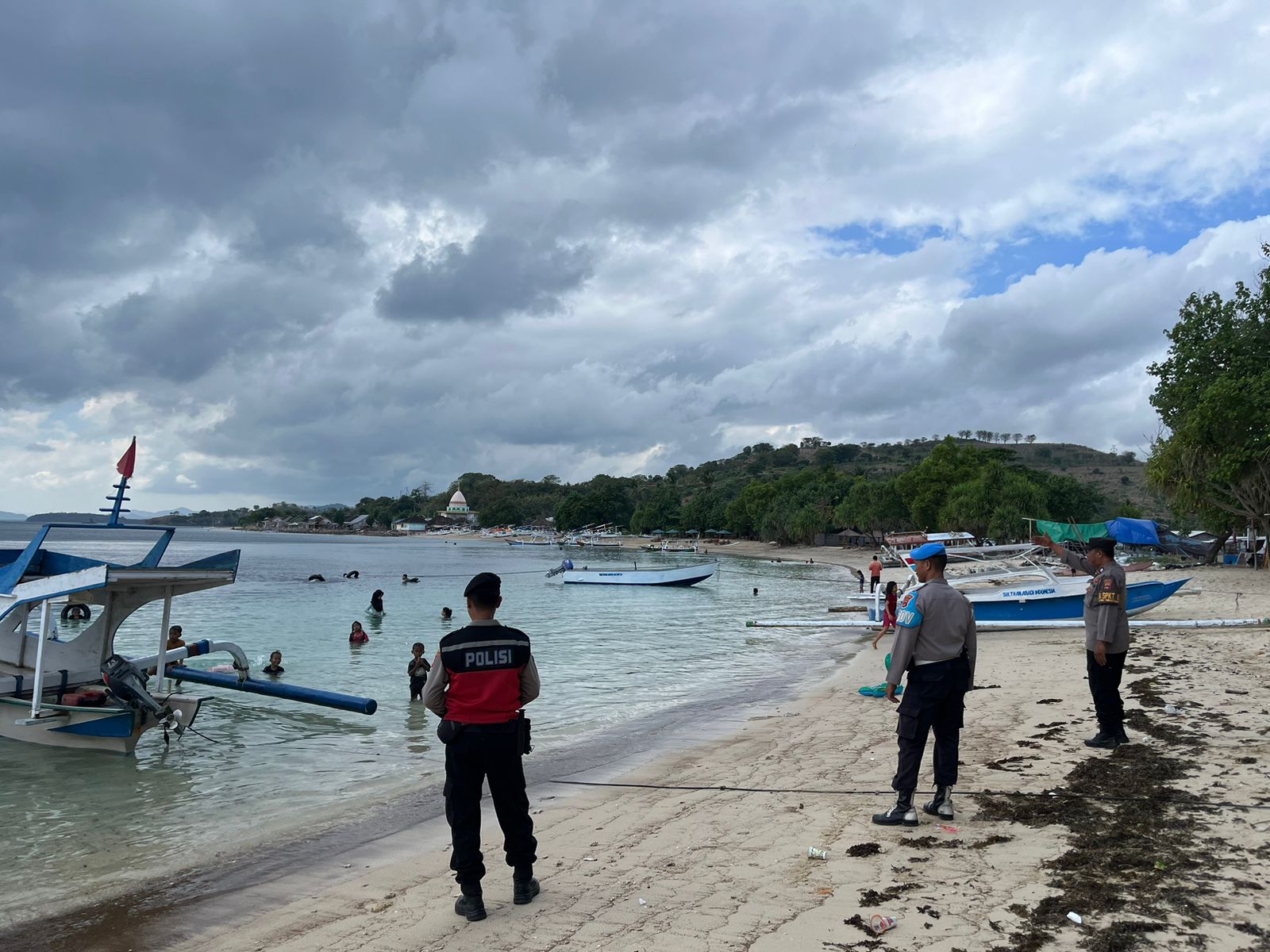 Polsek Sekotong Tingkatkan Patroli Wisata di Pantai Elak-Elak