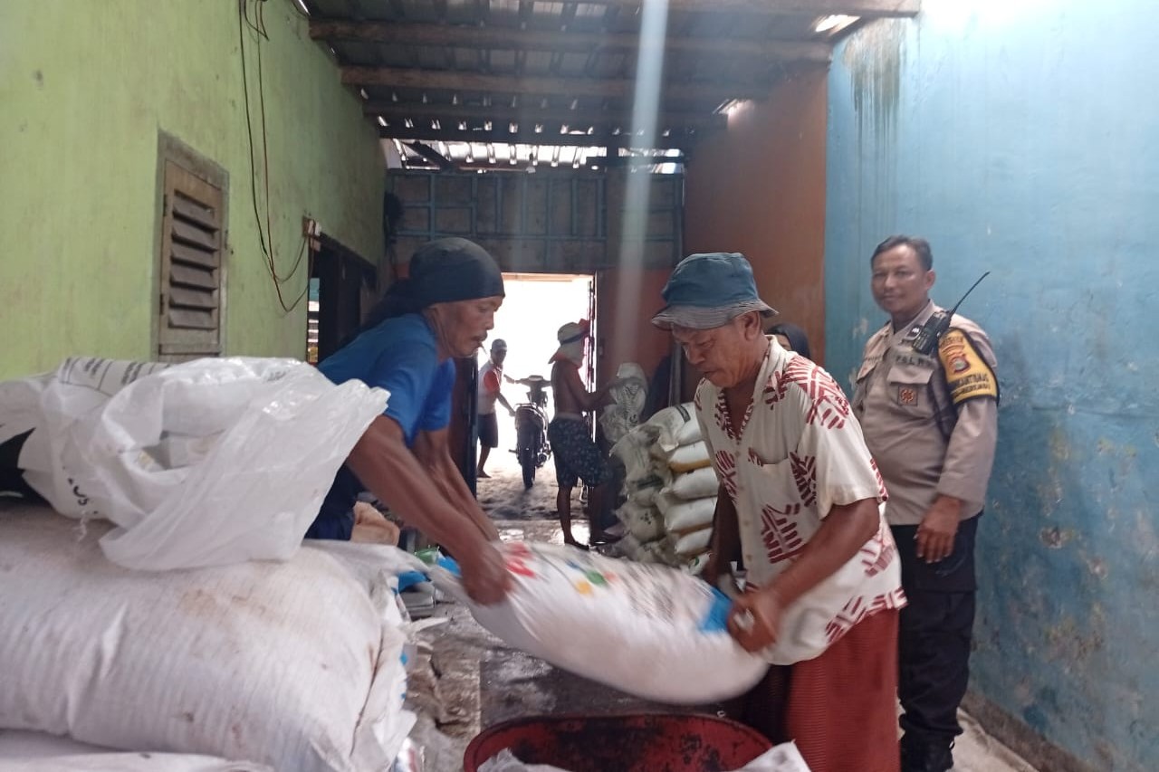 Tingkatkan Ketahanan Pangan, Bhabinkamtibmas Labuapi Pantau Penyaluran Pupuk Subsidi di Merembu