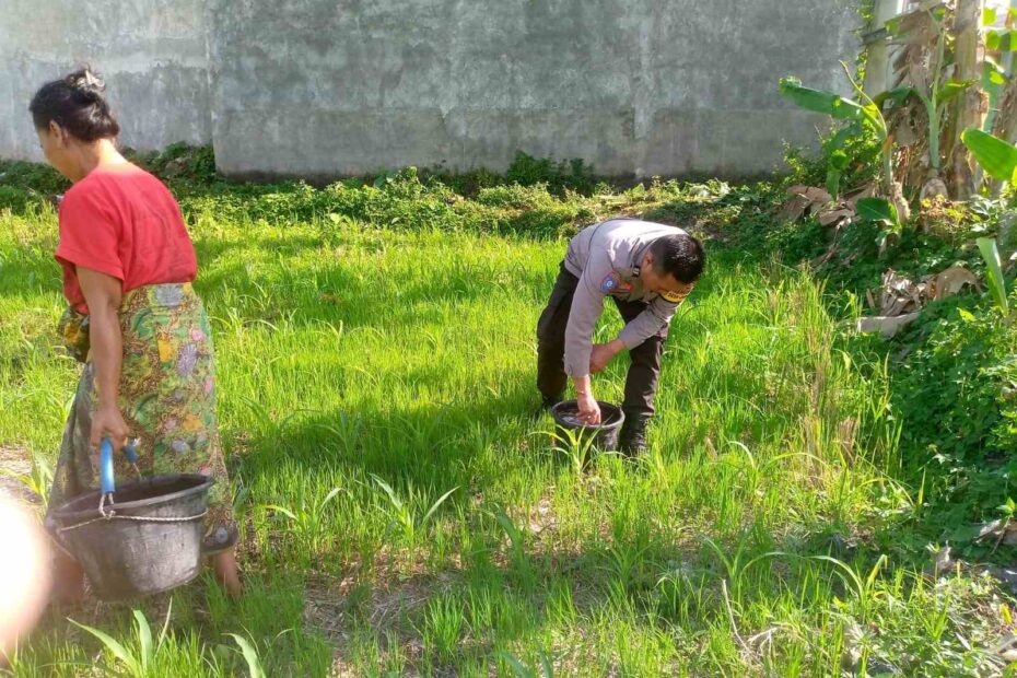 Bhabinkamtibmas Desa Jagaraga Dorong Warga Manfaatkan Lahan untuk Ketahanan Pangan