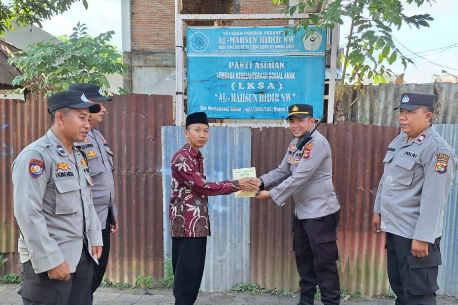 Polsek Gerung Santuni Puluhan Anak Yatim di Dusun Dasan Tapen Barat
