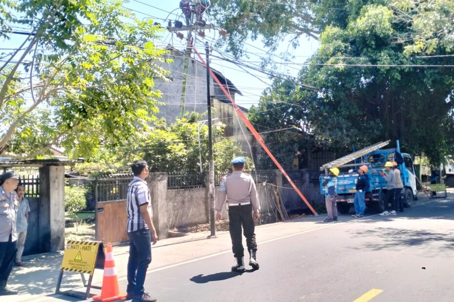 Polsek Lembar Amankan Pemangkasan Pohon di Dusun Batu Samban