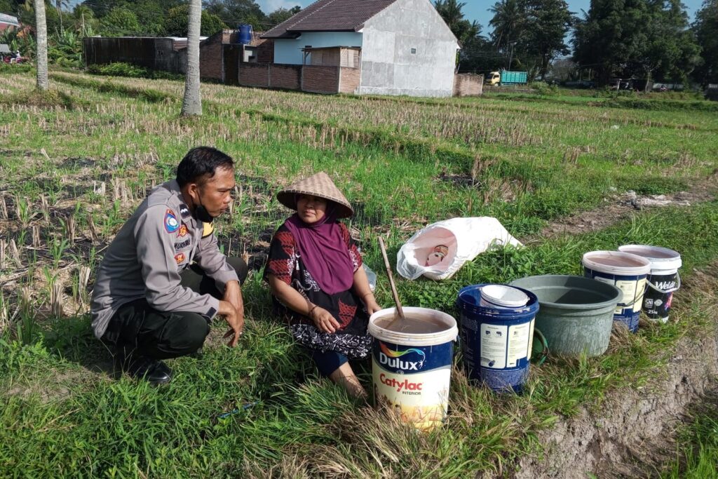Bhabinkamtibmas Desa Kuripan Dorong Warga Manfaatkan Pekarangan untuk Ketahanan Pangan