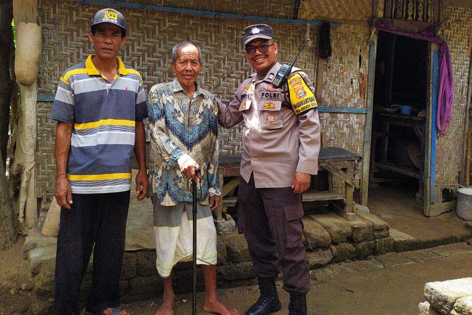 Polres Lombok Barat Salurkan Tongkat Lansia, Wujud Program Peduli Mantap untuk Sesama