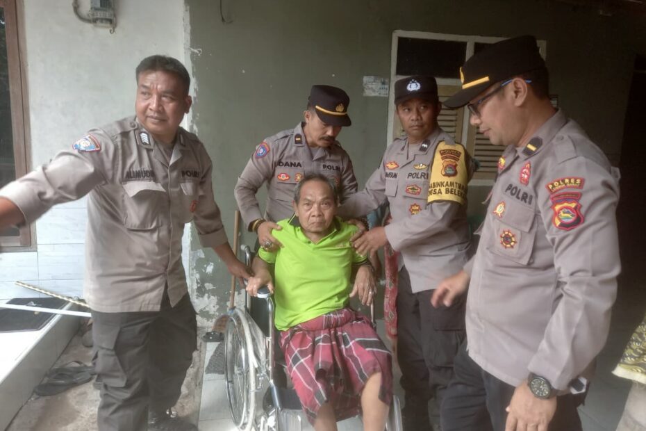 Polres Lombok Barat Salurkan Kursi Roda untuk Lansia di Desa Beleka