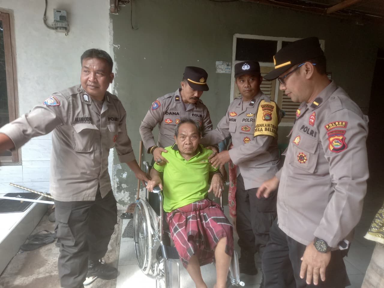 Polres Lombok Barat Salurkan Kursi Roda untuk Lansia di Desa Beleka