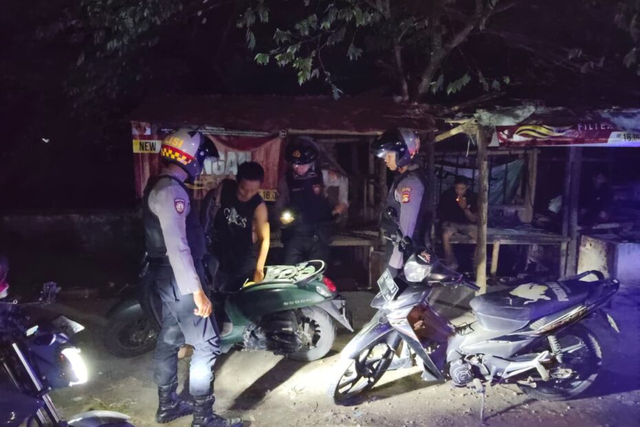 Patroli Dini Hari di Desa Lelede, Polres Lombok Barat Cegah Kriminalitas Jalanan