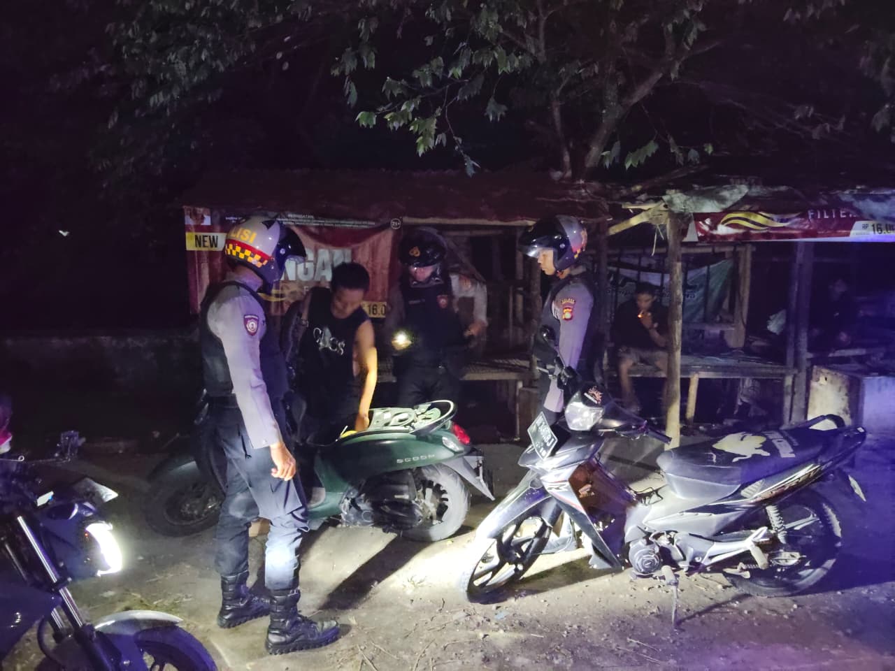 Patroli Dini Hari di Desa Lelede, Polres Lombok Barat Cegah Kriminalitas Jalanan