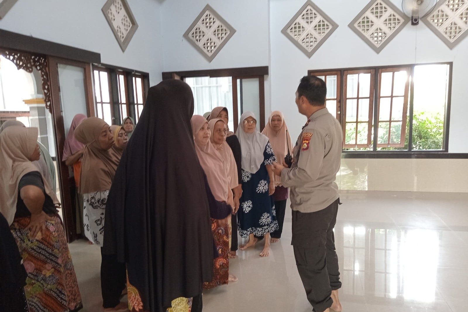 Polres Lombok Barat Edukasi Ibu-Ibu Labuapi Barat untuk Cegah Narkoba dan Kenakalan Remaja