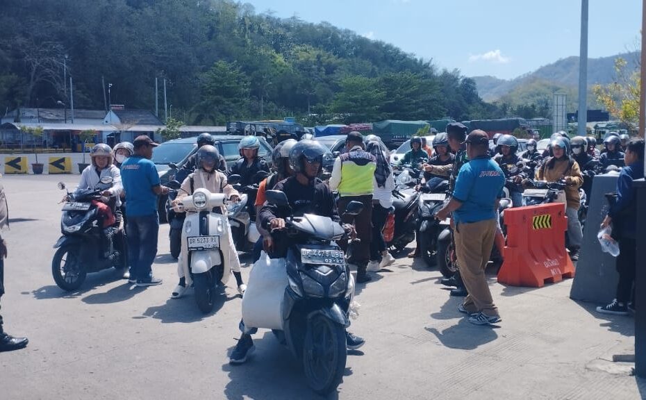 Sinergi Polsek Lembar dan Otoritas Pelabuhan Jaga Kelancaran Arus Penyeberangan
