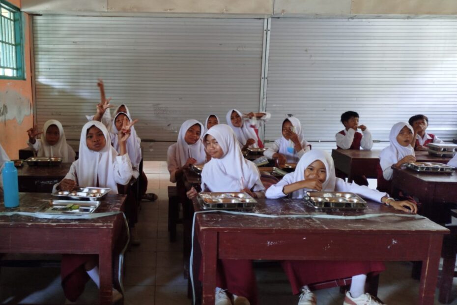 Sekotong Barat Mulai Salurkan Program Makan Bergizi Gratis untuk Ratusan Siswa