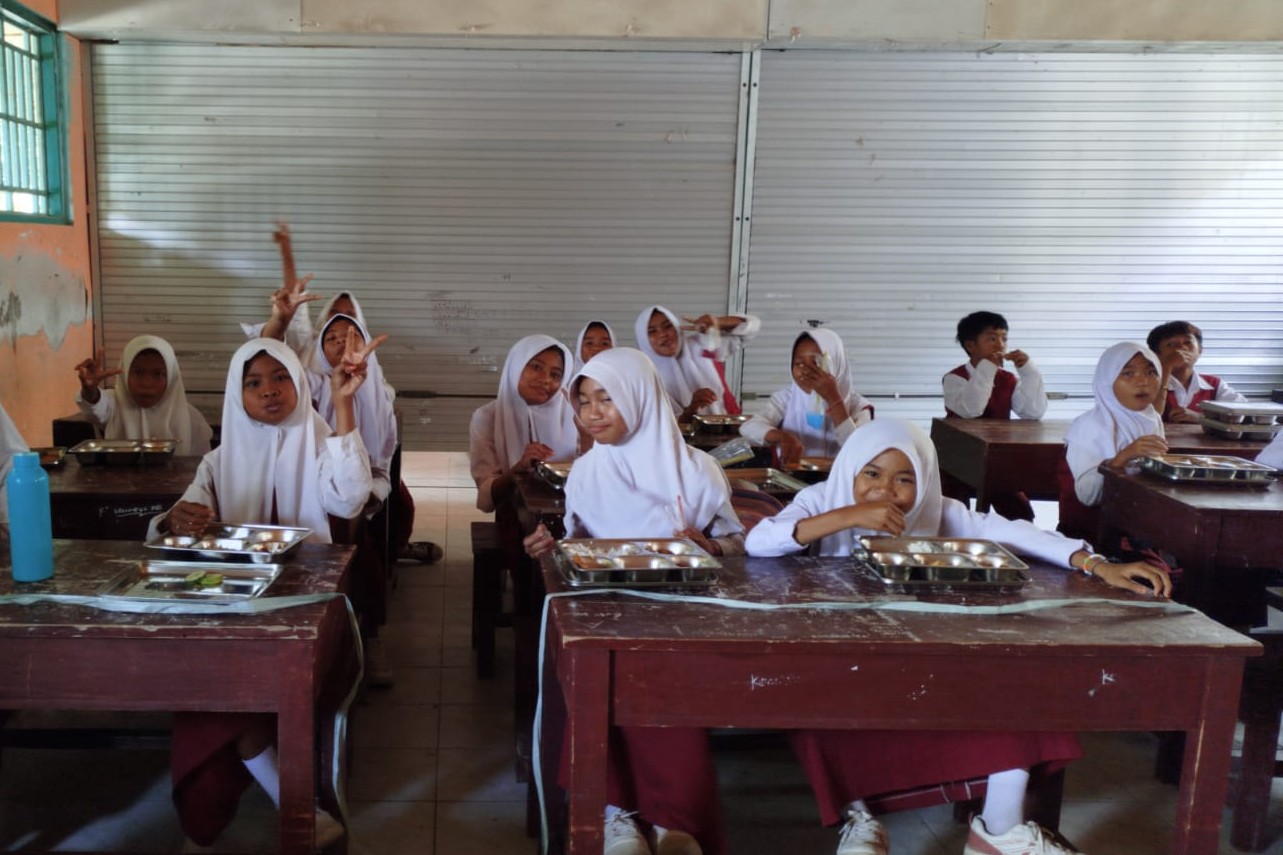 Sekotong Barat Mulai Salurkan Program Makan Bergizi Gratis untuk Ratusan Siswa