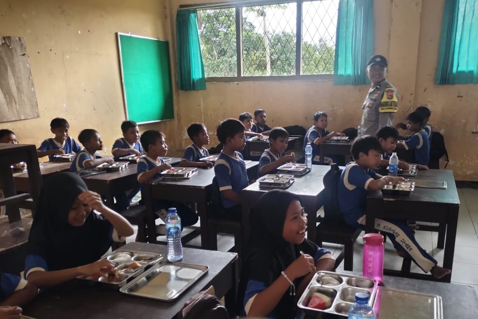 Distribusi Makan Bergizi Gratis di Kuripan Berjalan Lancar dan Tertib