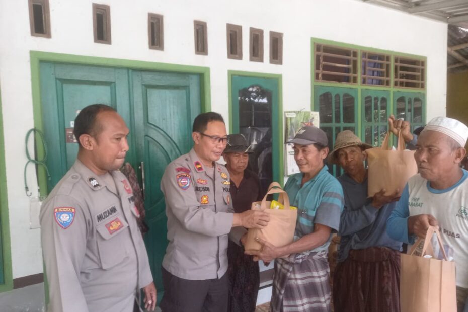 Peduli Gizi Warga, Sat Binmas Polres Lombok Barat Hadir di Dusun Batu Mulik