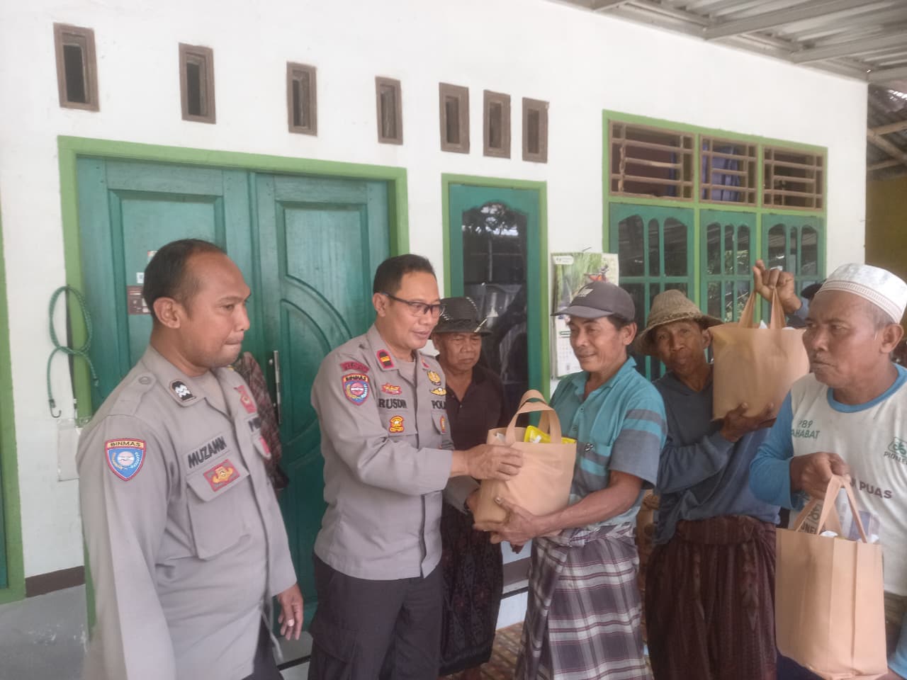 Peduli Gizi Warga, Sat Binmas Polres Lombok Barat Hadir di Dusun Batu Mulik
