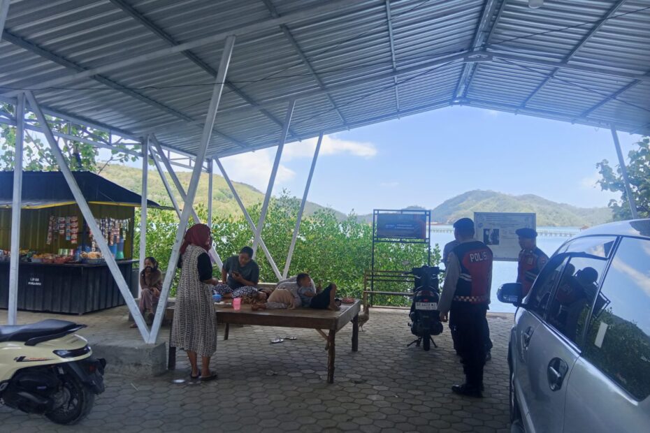 Polsek Sekotong Jalin Kedekatan Warga Lewat Patroli Dialogis di Ekowisata Mangrove