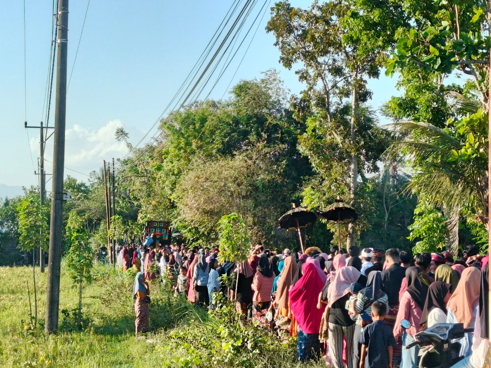 Polsek Kuripan Kawal Tradisi Nyongkolan di Desa Kuripan Selatan Berjalan Aman