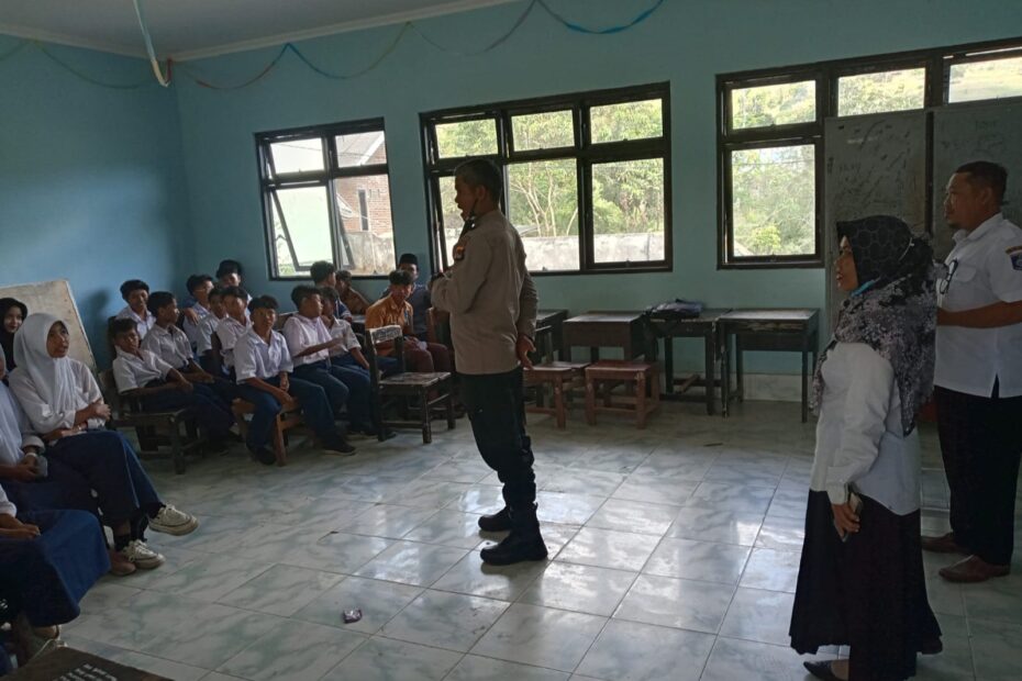 Dekatkan Polisi dengan Pelajar, Polsek Sekotong Gelar Sosialisasi di SMPN SATAP 4 Sekotong
