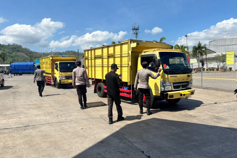 Polsek Kawasan Pelabuhan Lembar Amankan Bongkaran KMP Sindu Dwitama dari Padangbai