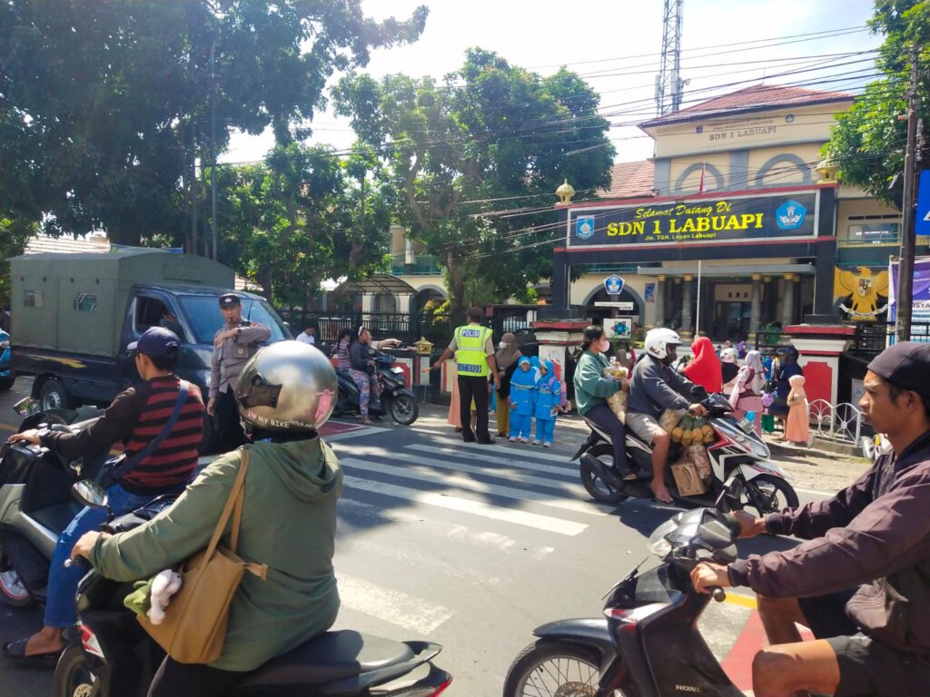 Patroli Rutin Polsek Labuapi Jaga Kamtibmas di Desa Terong Tawah dan Telagawaru