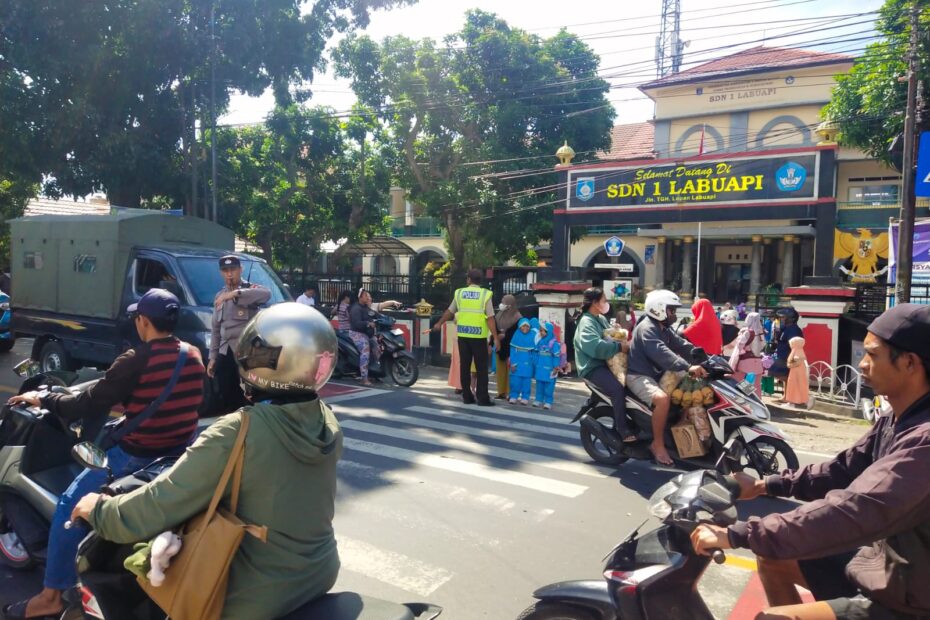 Patroli Rutin Polsek Labuapi Jaga Kamtibmas di Desa Terong Tawah dan Telagawaru