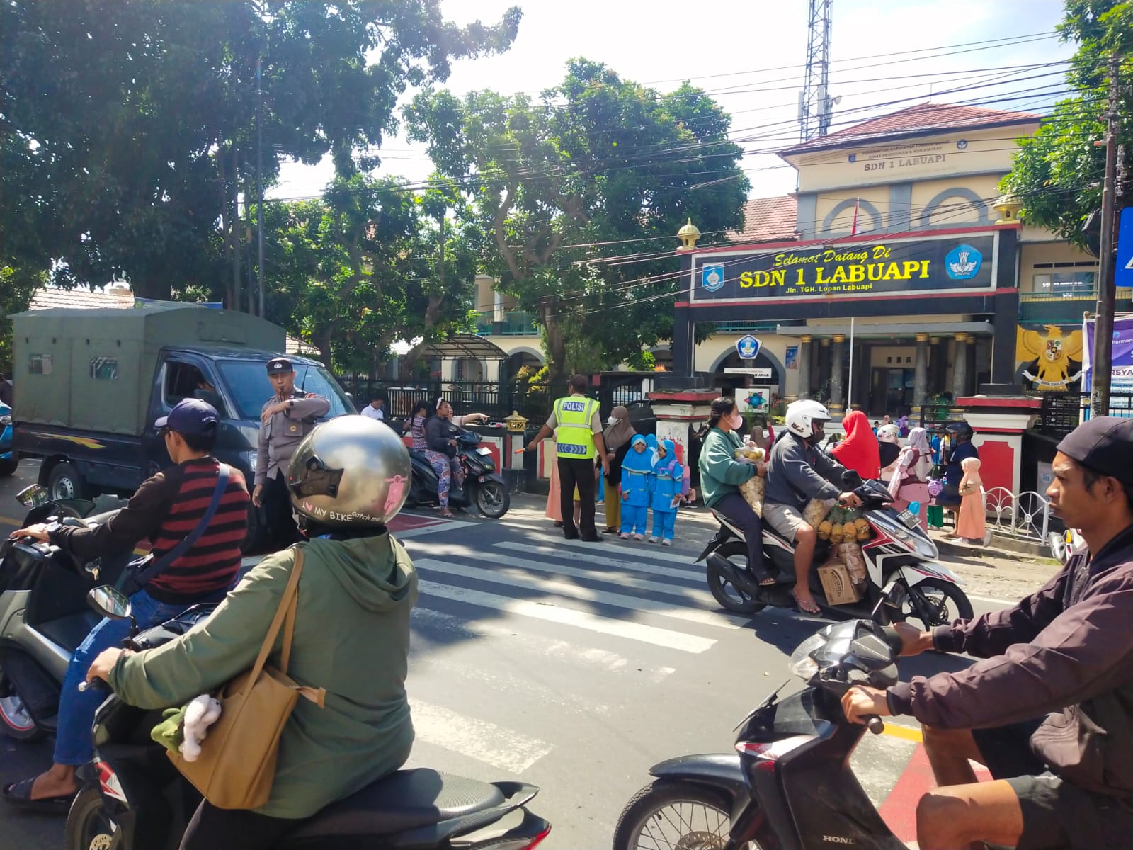 Patroli Rutin Polsek Labuapi Jaga Kamtibmas di Desa Terong Tawah dan Telagawaru