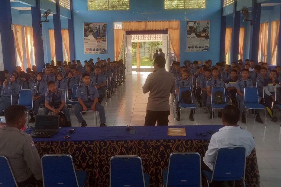 Cegah Kenakalan Remaja, Polres Lombok Barat Edukasi Siswa SMKN 1 Lembar