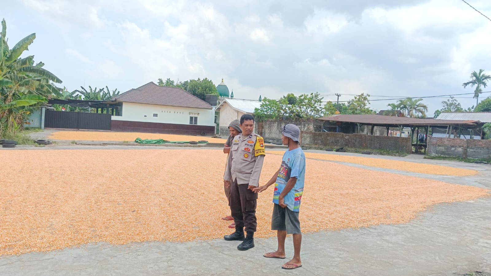 Polsek Gerung Pastikan Stok Jagung 30 Ton di Gudang Desa Beleka Aman