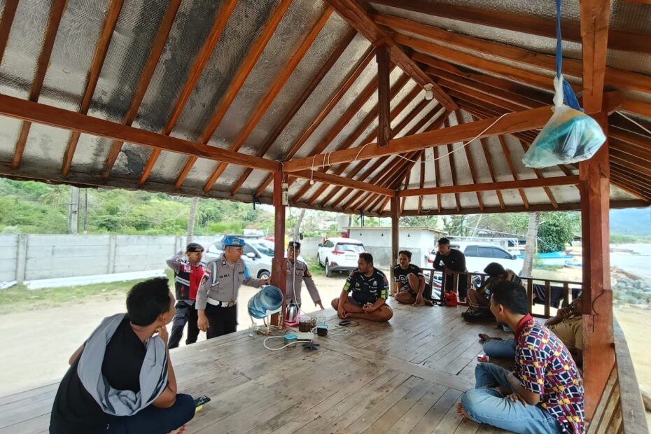 Polsek Sekotong Gelar Patroli Dialogis di Pantai Batu Kijuk, Warga dan Wisatawan Apresiasi