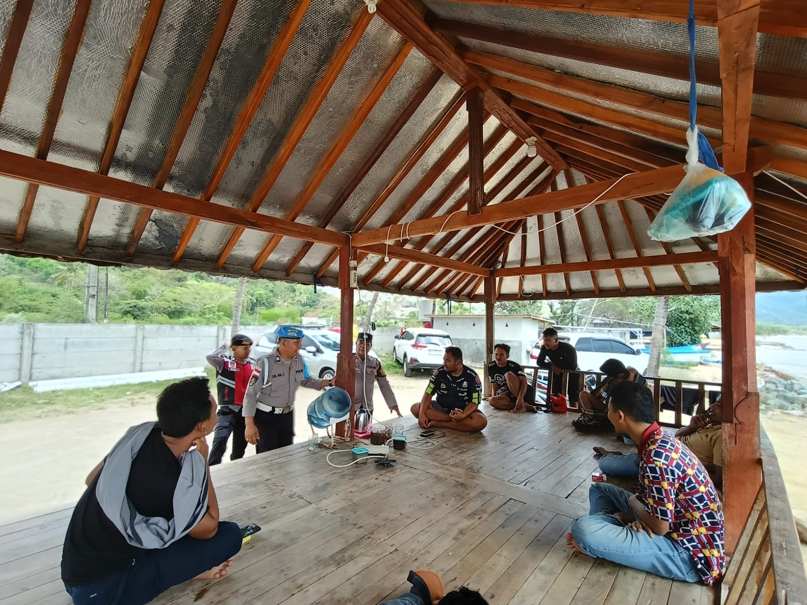 Polsek Sekotong Gelar Patroli Dialogis di Pantai Batu Kijuk, Warga dan Wisatawan Apresiasi