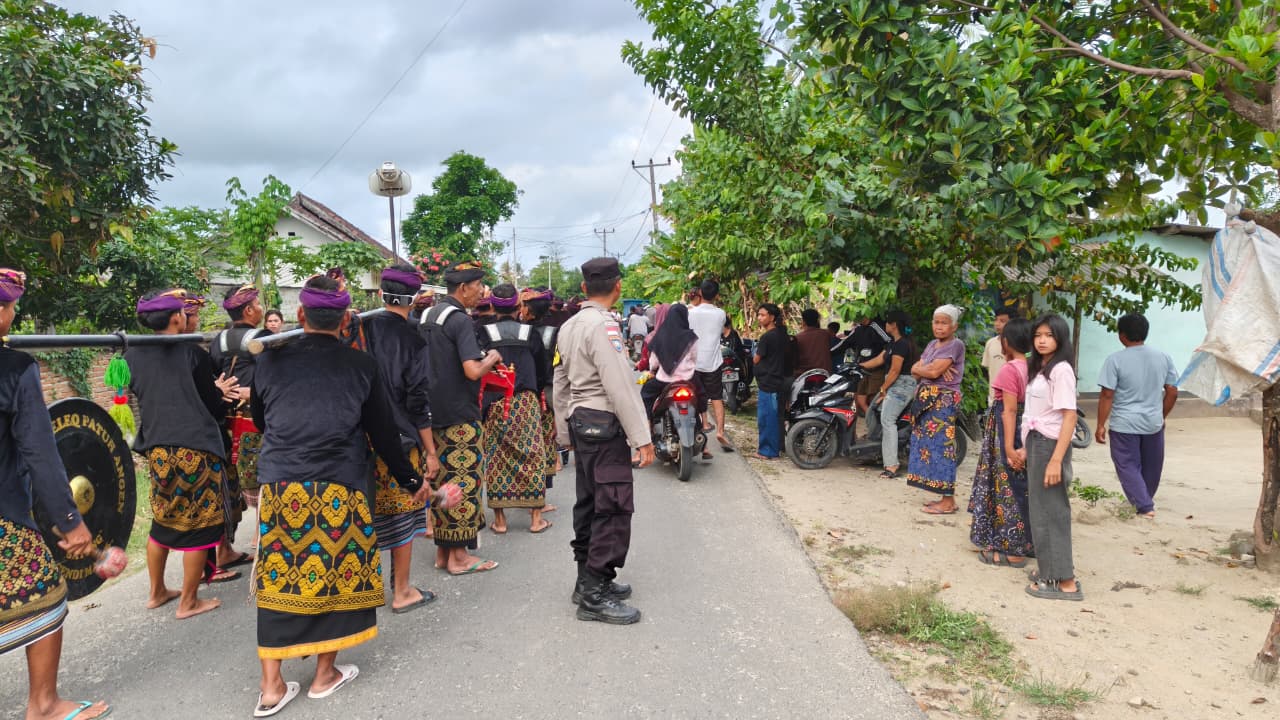 Polsek Sekotong Kawal Prosesi Nyongkolan di Dusun Segerening hingga Pengantap