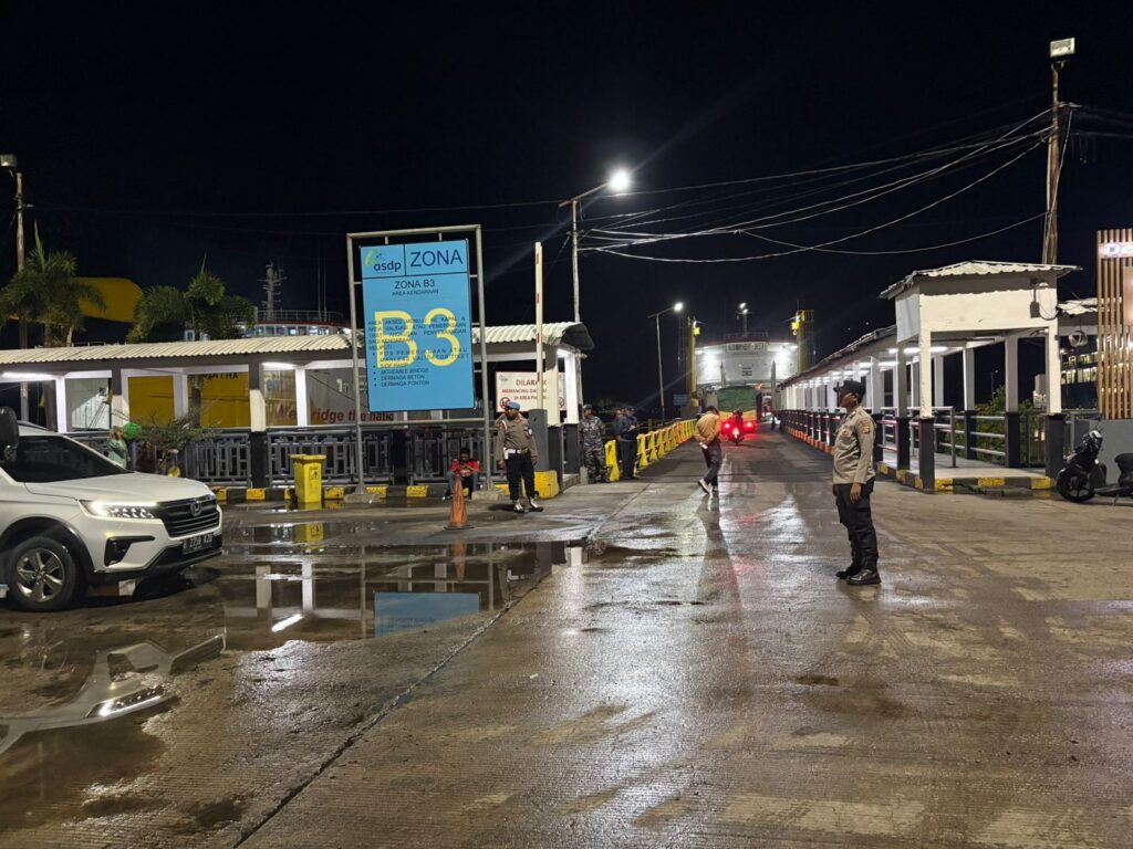 Polsek Lembar Pastikan Keamanan Pemuatan KMP Nusa Bakti di Dermaga 2 ASDP