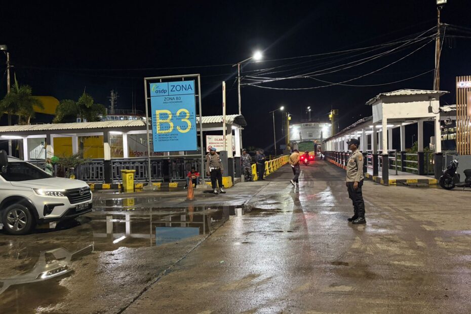 Polsek Lembar Pastikan Keamanan Pemuatan KMP Nusa Bakti di Dermaga 2 ASDP