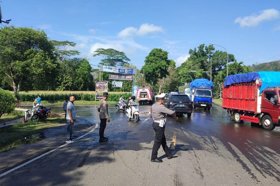 Polsek Gerung dan Damkar Sigap Bersihkan Tumpahan Solar di Simpang Lima Lombok Barat