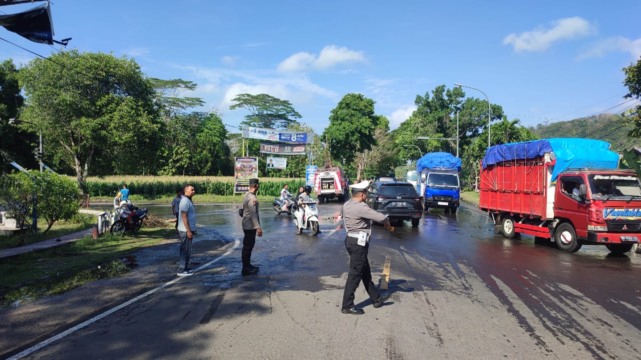 Polsek Gerung dan Damkar Sigap Bersihkan Tumpahan Solar di Simpang Lima Lombok Barat