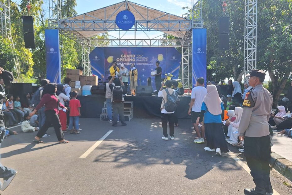 Car Free Day Gerung Meriah, Ribuan Warga Ikuti Jalan Sehat dan Dukung UMKM Lombok Barat