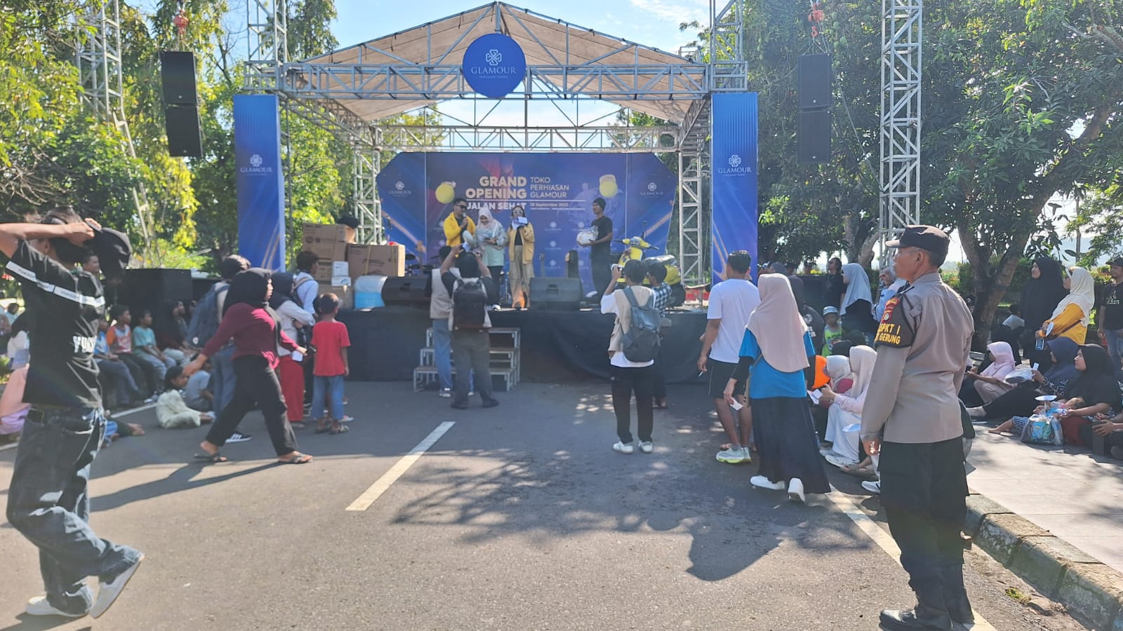 Car Free Day Gerung Meriah, Ribuan Warga Ikuti Jalan Sehat dan Dukung UMKM Lombok Barat