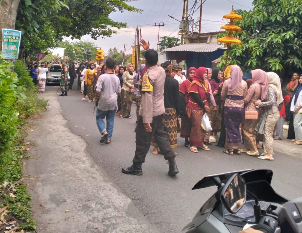 Polsek Labuapi Kawal Tradisi Nyongkolan di Lombok Barat, Lalu Lintas Tetap Terkendali