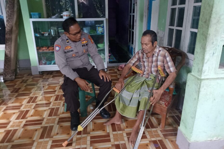 Polres Lombok Barat Salurkan Bantuan Tongkat untuk Lansia di Dusun Gubuk Genteng