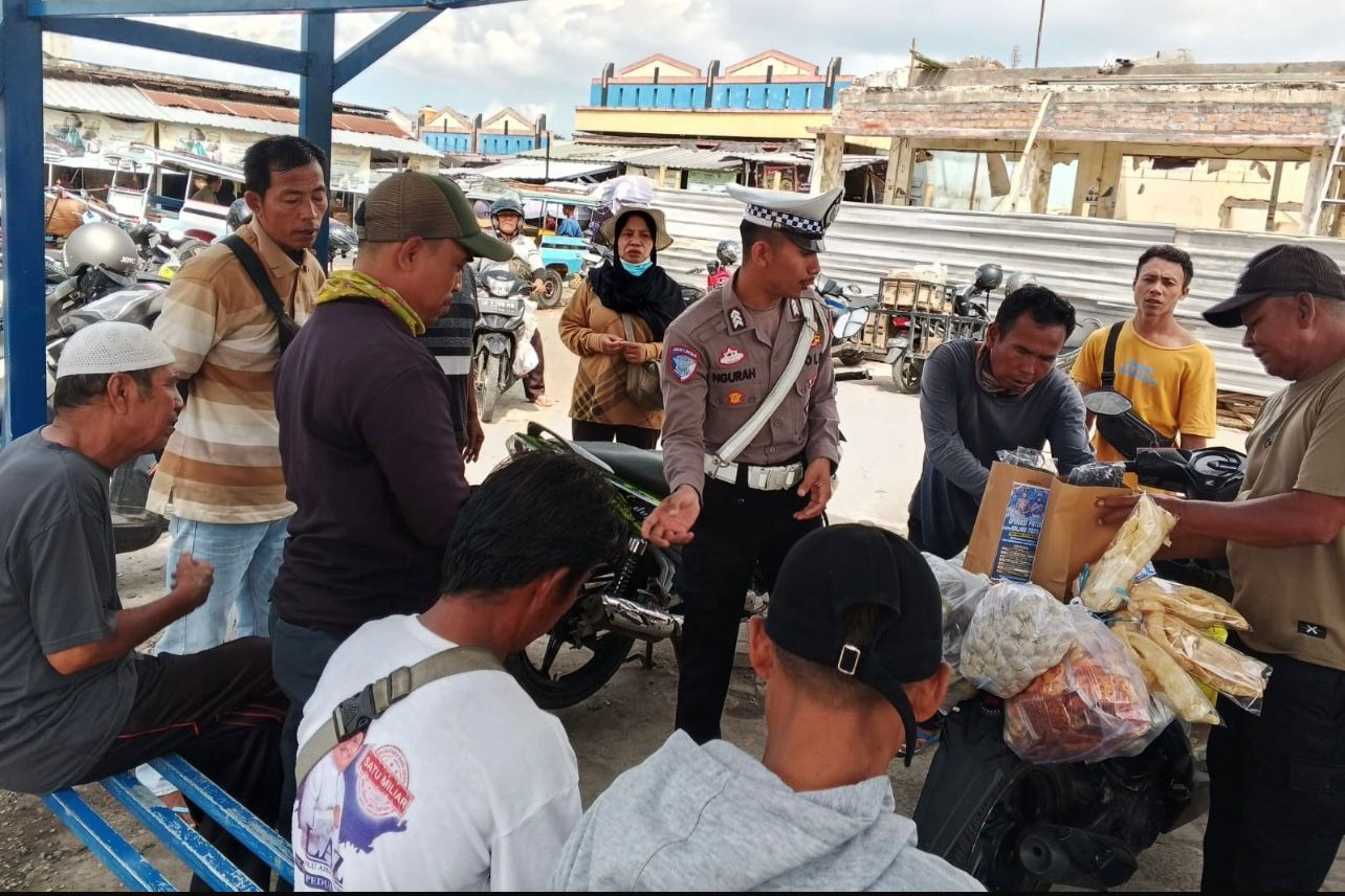 Unit Kamsel Polres Lombok Barat Ajak Ojek Pasar Labuapi Tertib Lalu Lintas