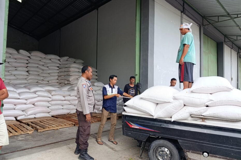 Polsek Gerung Kawal Distribusi 3,4 Ton Jagung Petani ke Bulog Mataram