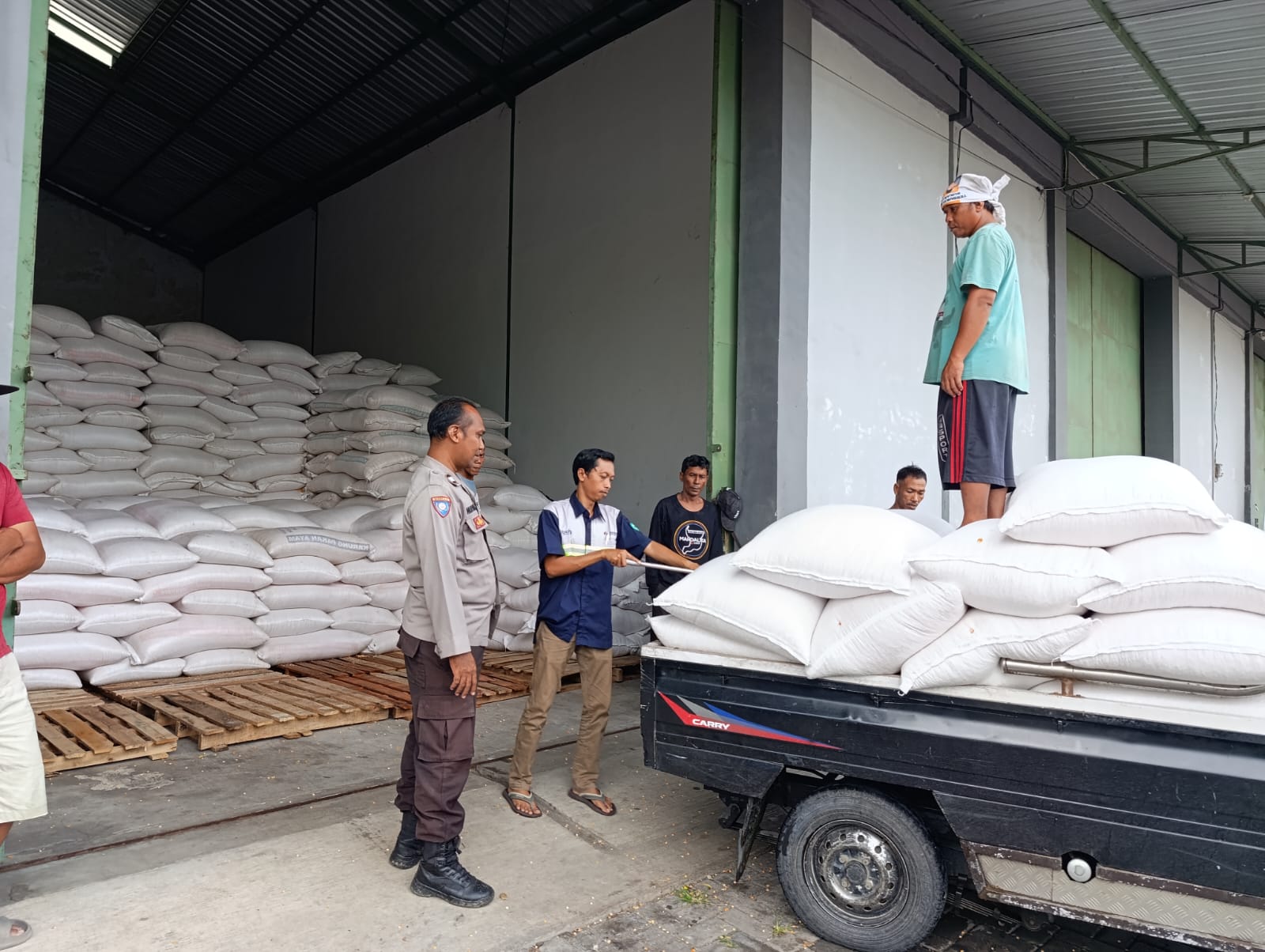 Polsek Gerung Kawal Distribusi 3,4 Ton Jagung Petani ke Bulog Mataram