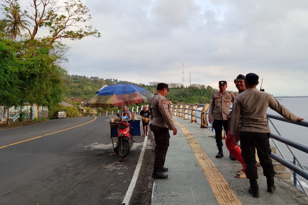 Patroli Polsek Batulayar Perkuat Keamanan Jalur Wisata Senggigi