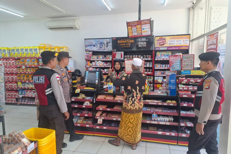 Polsek Sekotong Perkuat Kamtibmas Lewat Patroli Dialogis di Pusat Keramaian