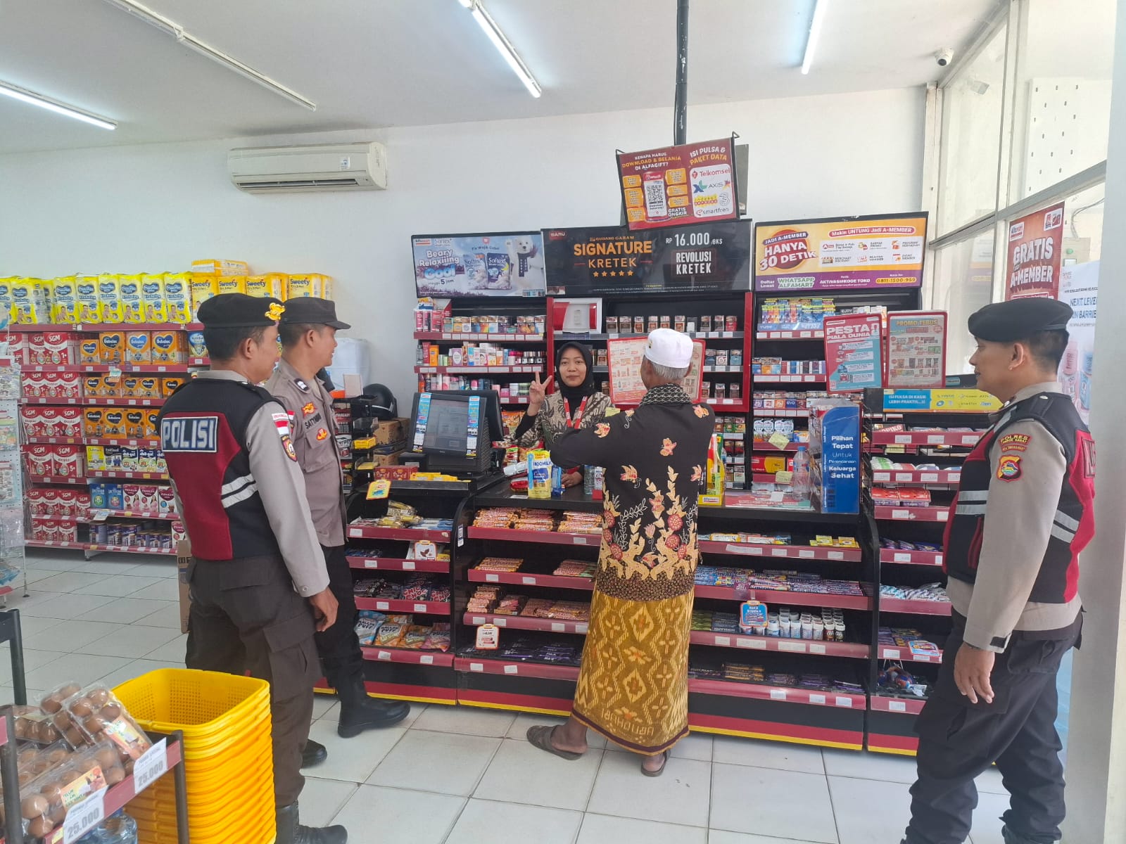 Polsek Sekotong Perkuat Kamtibmas Lewat Patroli Dialogis di Pusat Keramaian