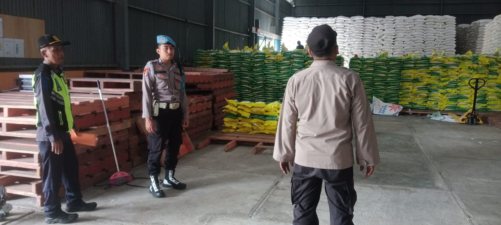 Polsek Lembar Gencarkan Patroli KRYD di Gudang Bulog Serumbung